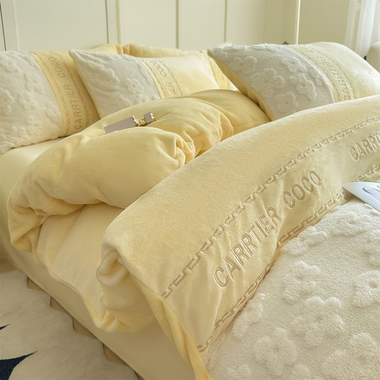 91家纺网 家纺一手货源 找家纺 灰鲸 2025新款牛奶绒拼接刺绣四件套-安娜 安娜-奶黄