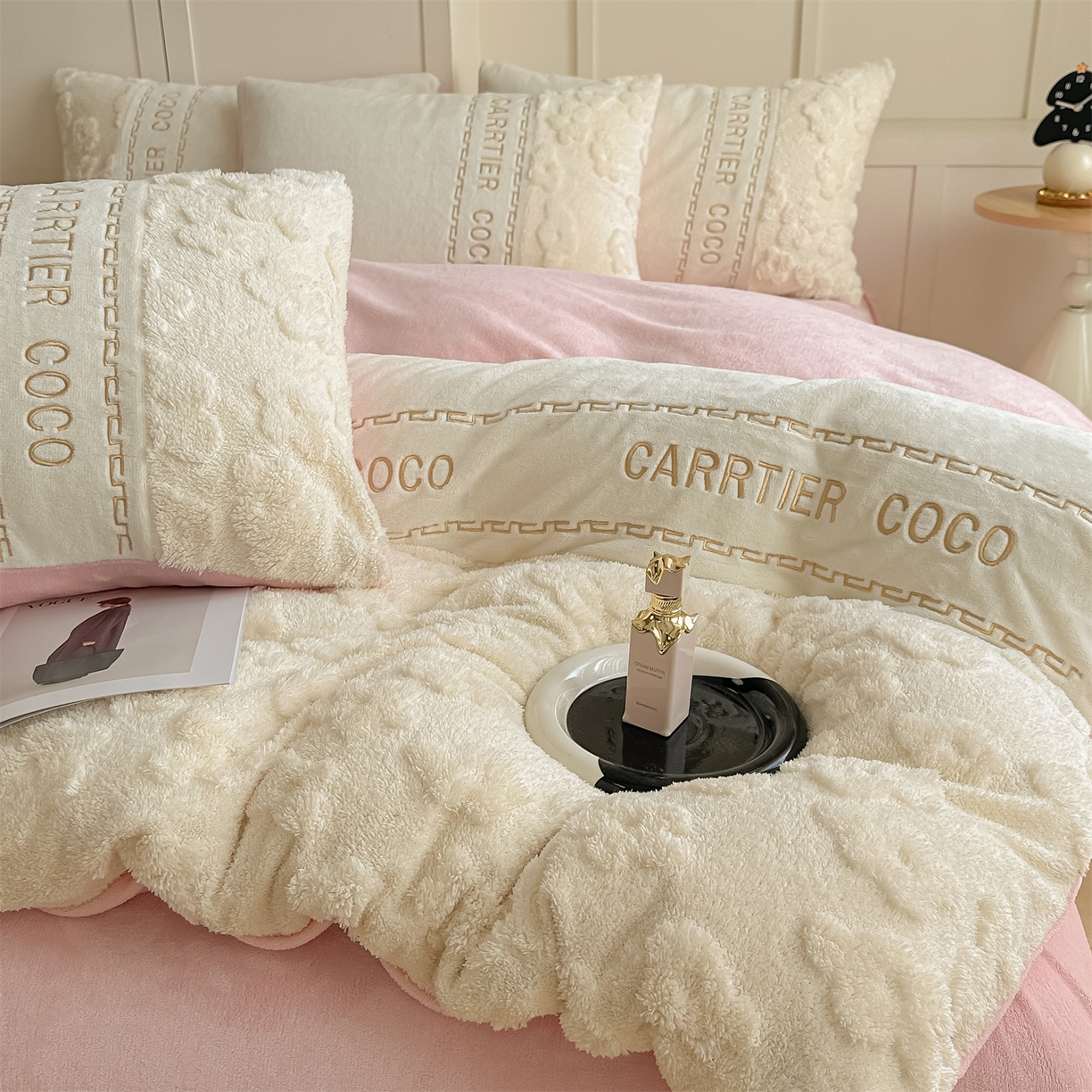 91家纺网 家纺一手货源 找家纺 灰鲸 2025新款牛奶绒拼接刺绣四件套-安娜 安娜-奶昔白+可可粉