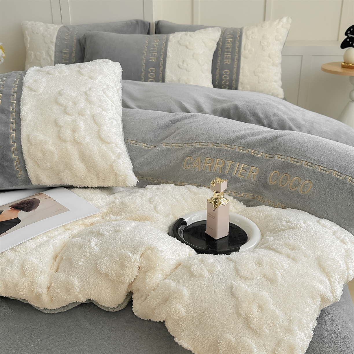 91家纺网 家纺一手货源 找家纺 灰鲸 2025新款牛奶绒拼接刺绣四件套-安娜 安娜-绅士灰