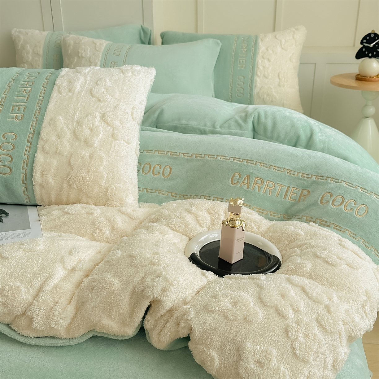 91家纺网 家纺一手货源 找家纺 灰鲸 2025新款牛奶绒拼接刺绣四件套-安娜 安娜-抹茶绿