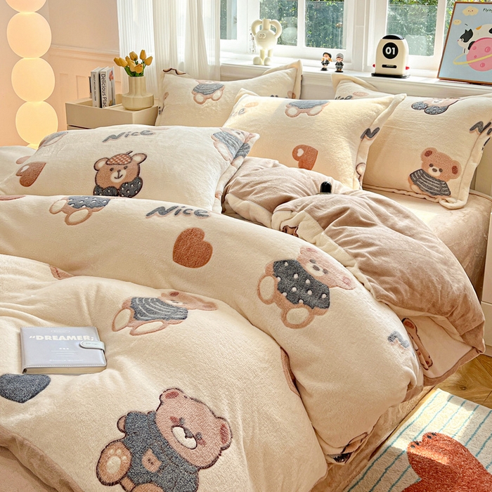 91家纺网 家纺一手货源 找家纺 韩巢家纺 2025新款高克重雪花绒牛奶绒四件套 英伦熊