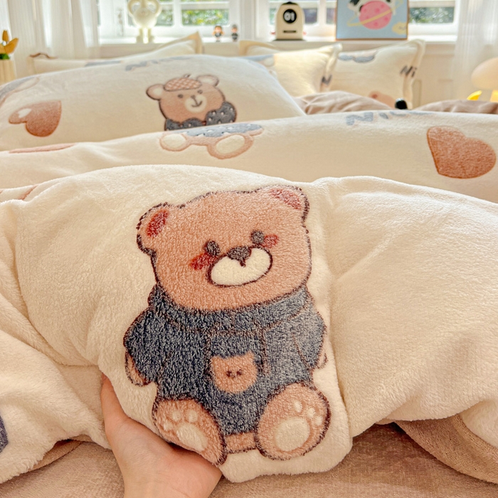 91家纺网 家纺一手货源 找家纺 韩巢家纺 2025新款高克重雪花绒牛奶绒四件套 英伦熊