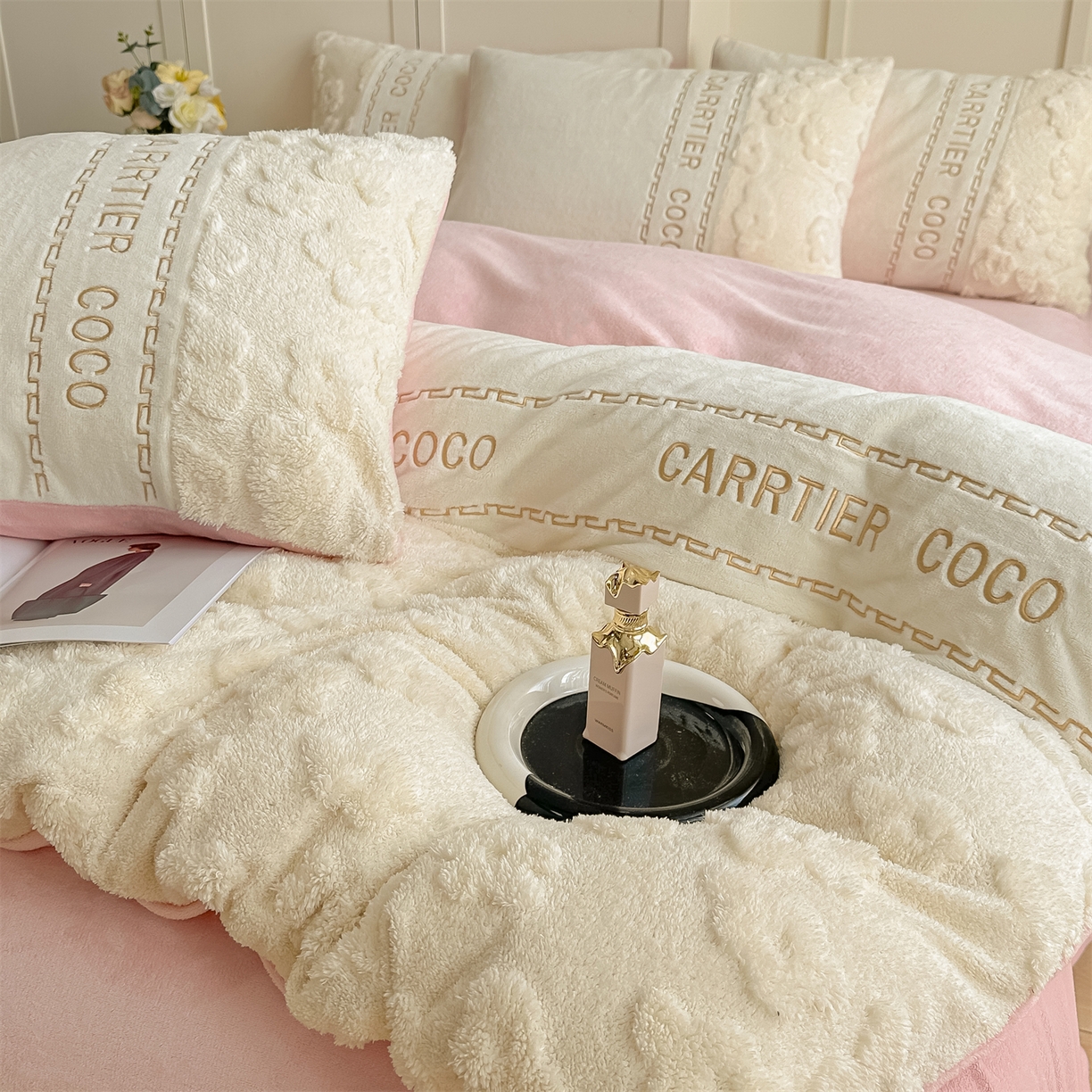 91家纺网 家纺一手货源 找家纺 灰鲸 2025新款牛奶绒拼接刺绣四件套-安娜 安娜-奶昔白+可可粉