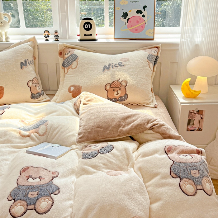 91家纺网 家纺一手货源 找家纺 韩巢家纺 2025新款高克重雪花绒牛奶绒四件套 英伦熊