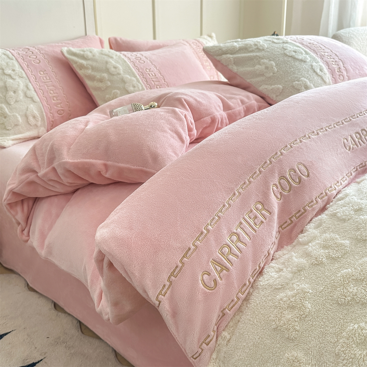 91家纺网 家纺一手货源 找家纺 灰鲸 2025新款牛奶绒拼接刺绣四件套-安娜 安娜-可可粉