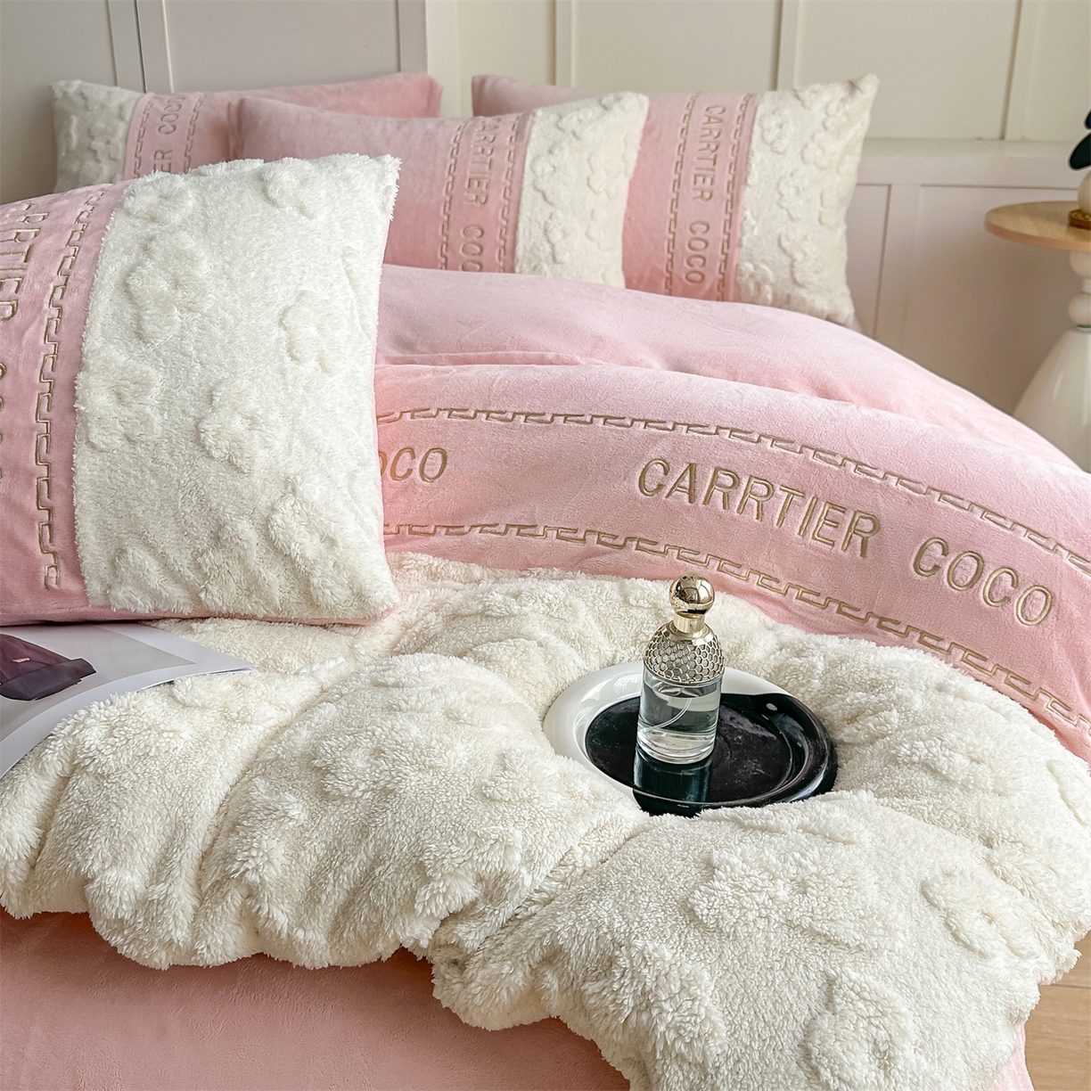 91家纺网 家纺一手货源 找家纺 灰鲸 2025新款牛奶绒拼接刺绣四件套-安娜 安娜-可可粉