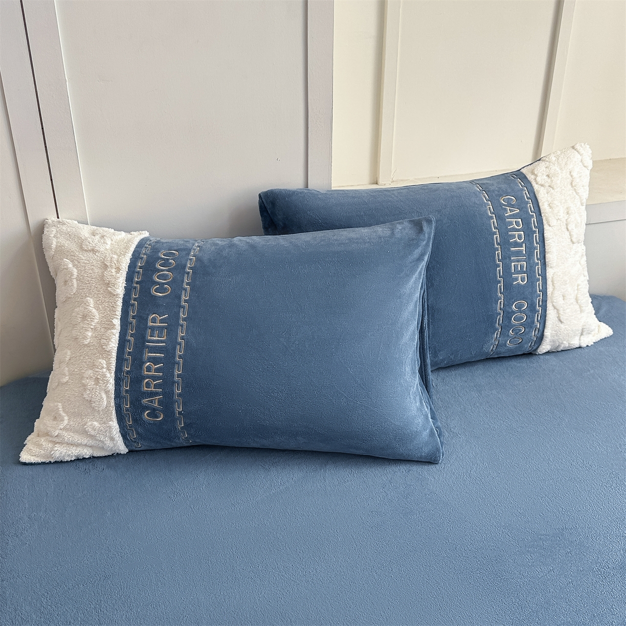 91家纺网 家纺一手货源 找家纺 灰鲸 2025新款牛奶绒拼接刺绣四件套-安娜 安娜-宾利蓝