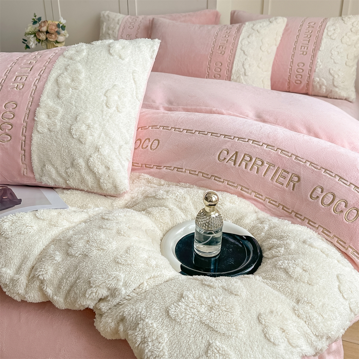 91家纺网 家纺一手货源 找家纺 灰鲸 2025新款牛奶绒拼接刺绣四件套-安娜 安娜-可可粉