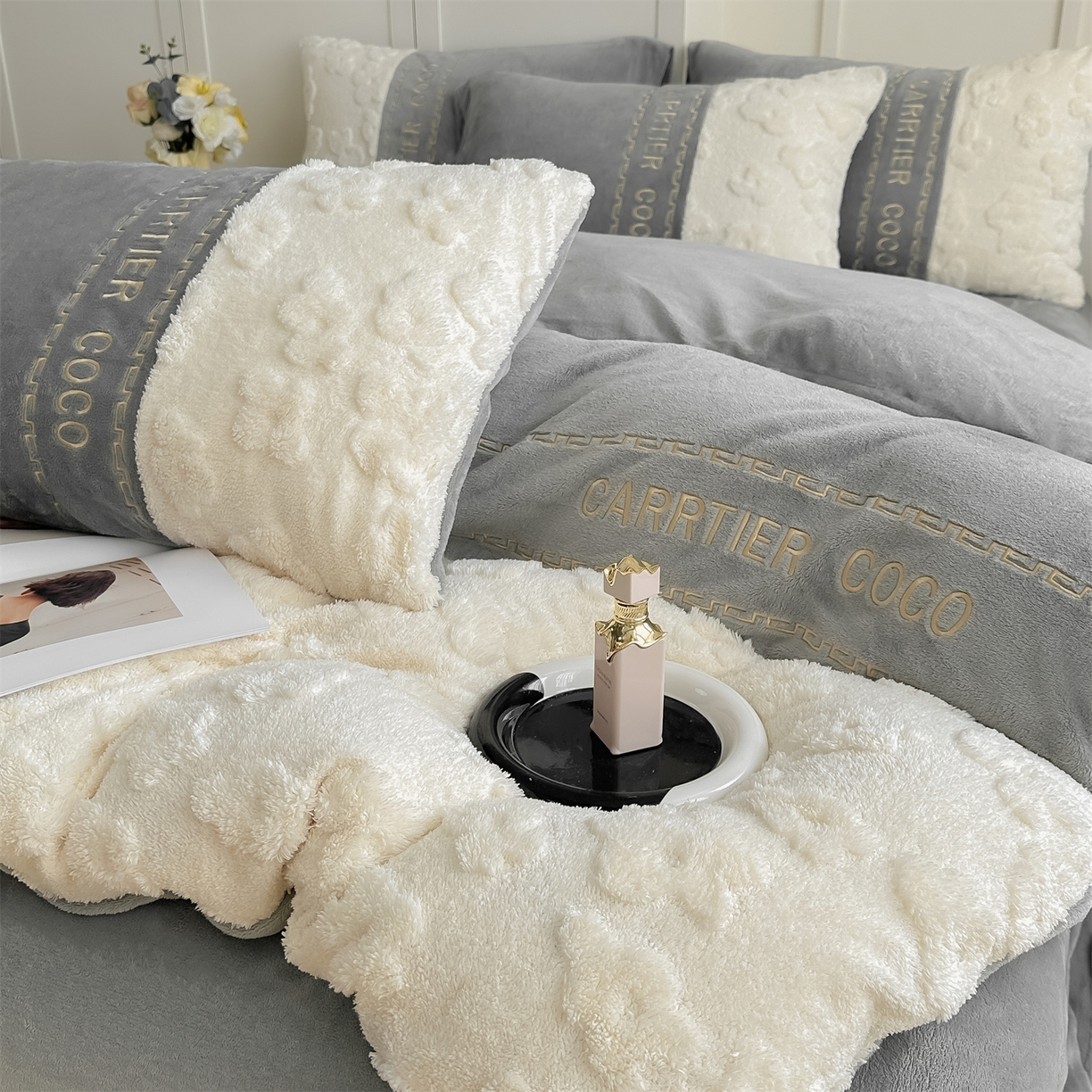 91家纺网 家纺一手货源 找家纺 灰鲸 2025新款牛奶绒拼接刺绣四件套-安娜 安娜-绅士灰