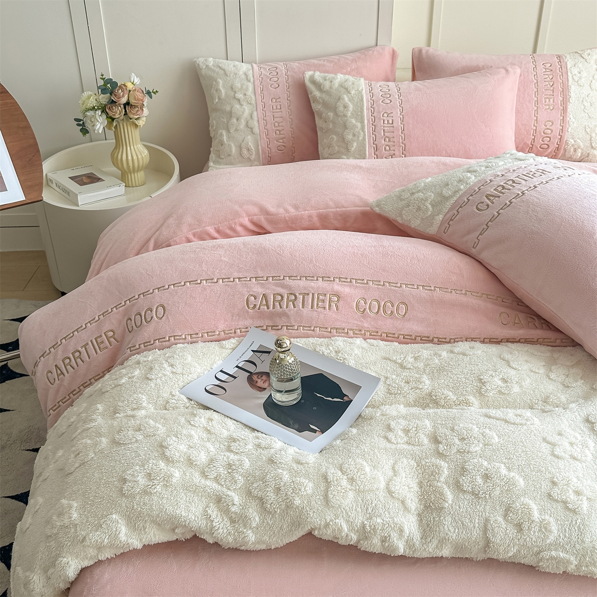 91家纺网 家纺一手货源 找家纺 灰鲸 2025新款牛奶绒拼接刺绣四件套-安娜 安娜-可可粉