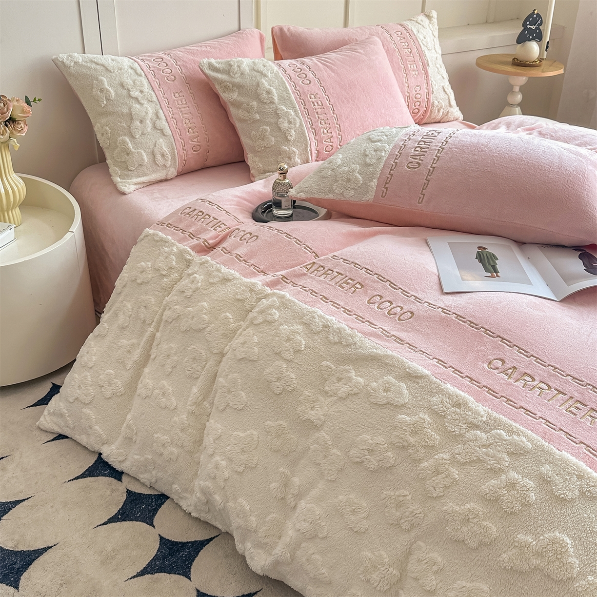 91家纺网 家纺一手货源 找家纺 灰鲸 2025新款牛奶绒拼接刺绣四件套-安娜 安娜-可可粉