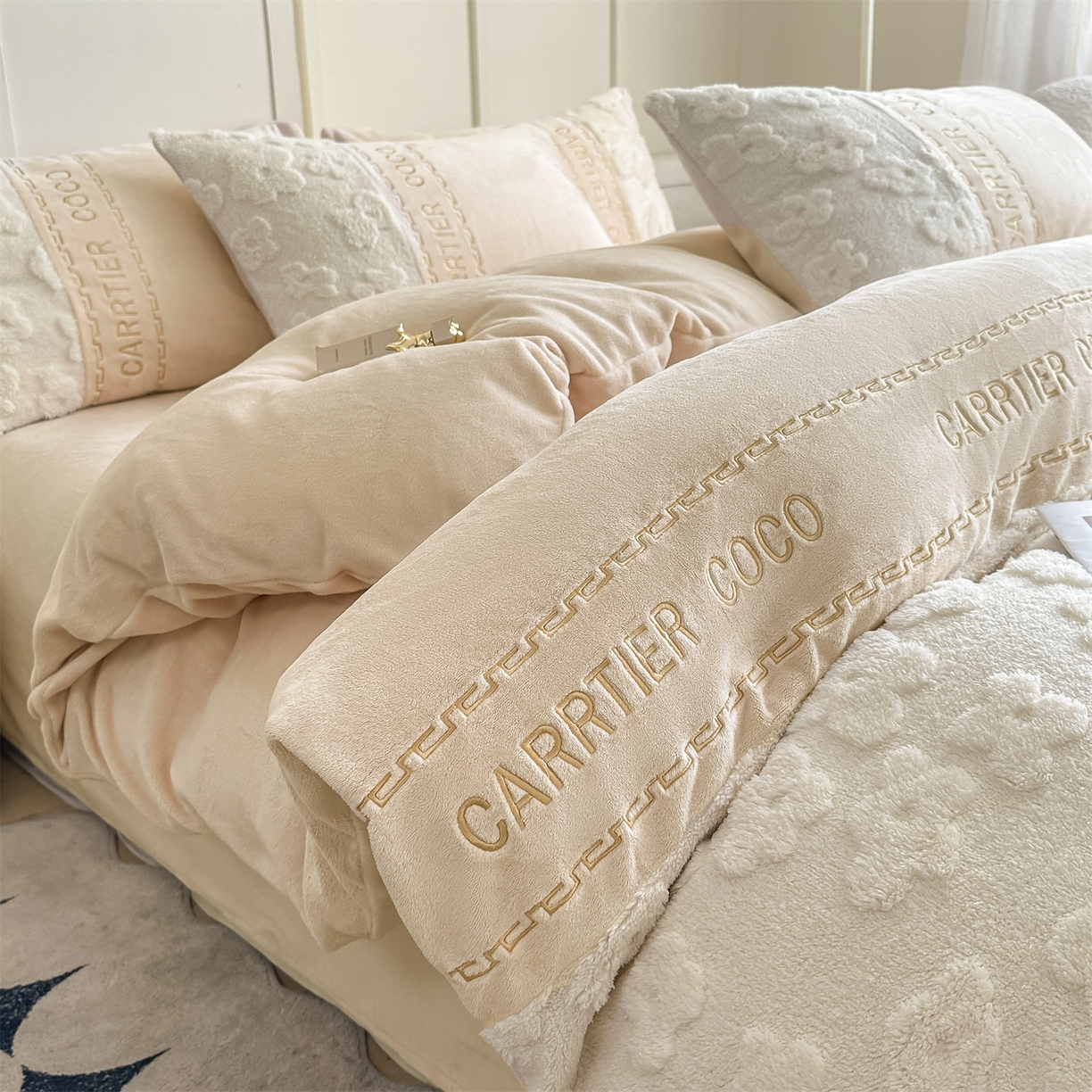 91家纺网 家纺一手货源 找家纺 灰鲸 2025新款牛奶绒拼接刺绣四件套-安娜 安娜-奶茶