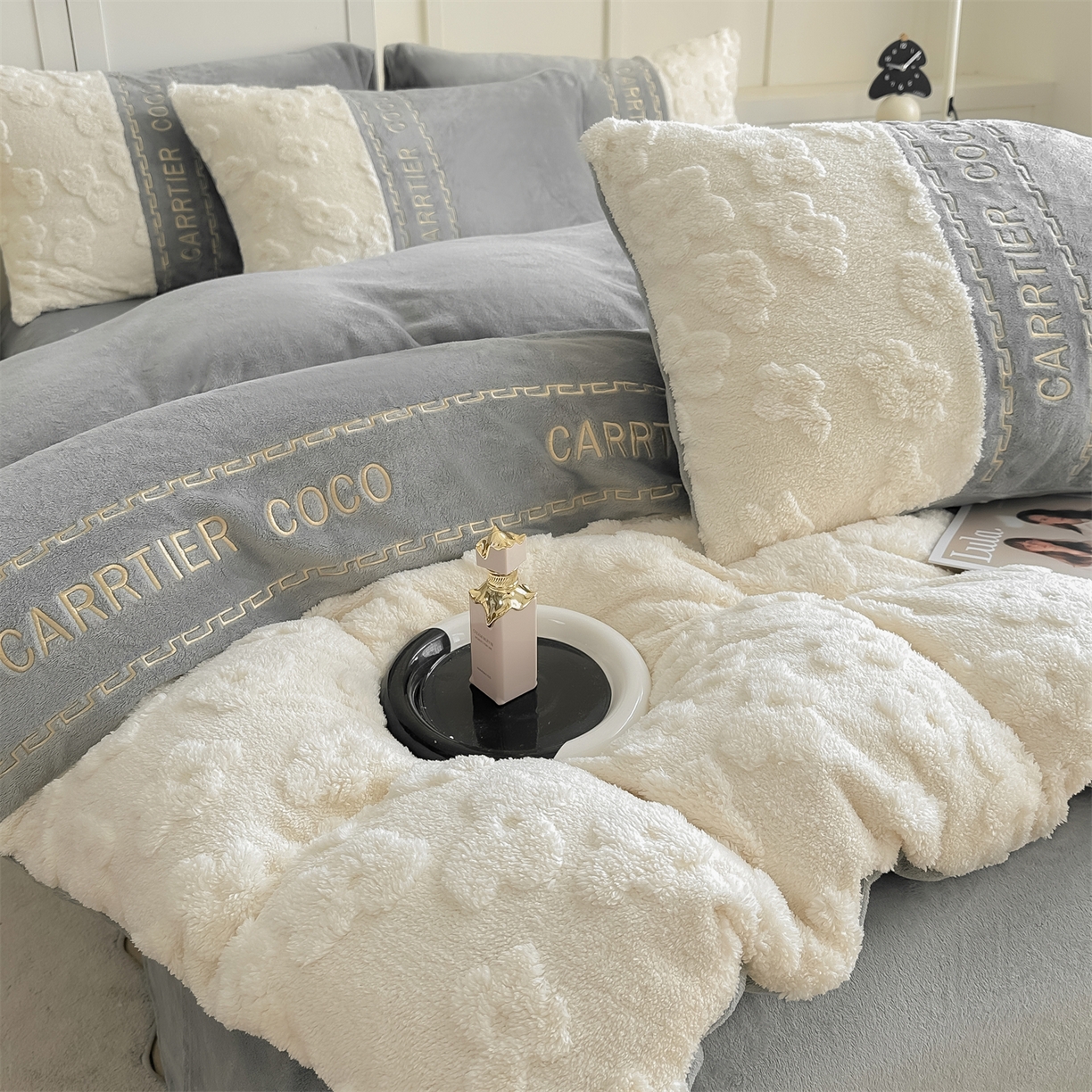 91家纺网 家纺一手货源 找家纺 灰鲸 2025新款牛奶绒拼接刺绣四件套-安娜 安娜-绅士灰