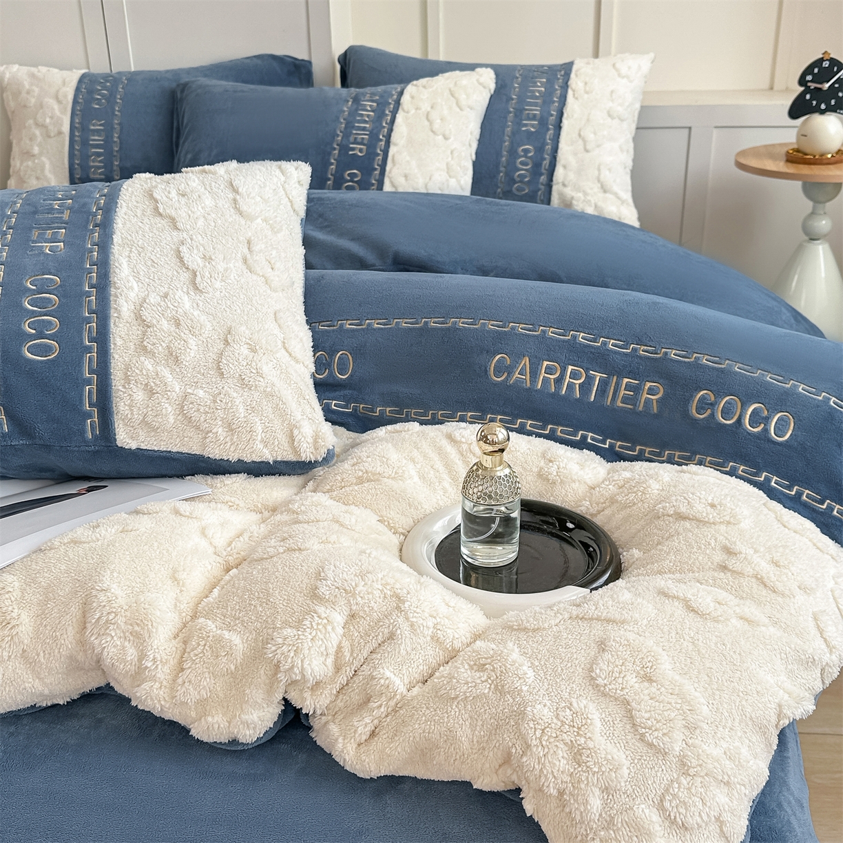 91家纺网 家纺一手货源 找家纺 灰鲸 2025新款牛奶绒拼接刺绣四件套-安娜 安娜-宾利蓝