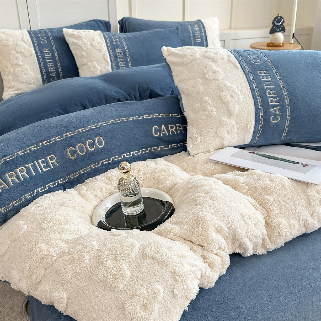 91家纺网 家纺一手货源 找家纺 灰鲸 2025新款牛奶绒拼接刺绣四件套-安娜 安娜-宾利蓝