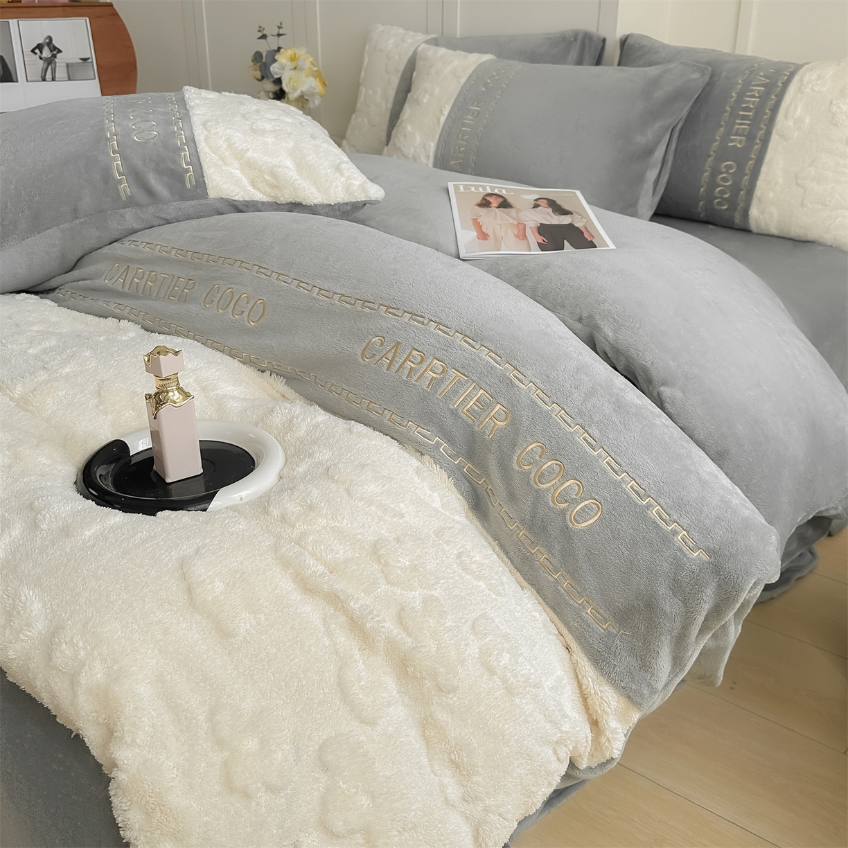 91家纺网 家纺一手货源 找家纺 灰鲸 2025新款牛奶绒拼接刺绣四件套-安娜 安娜-绅士灰