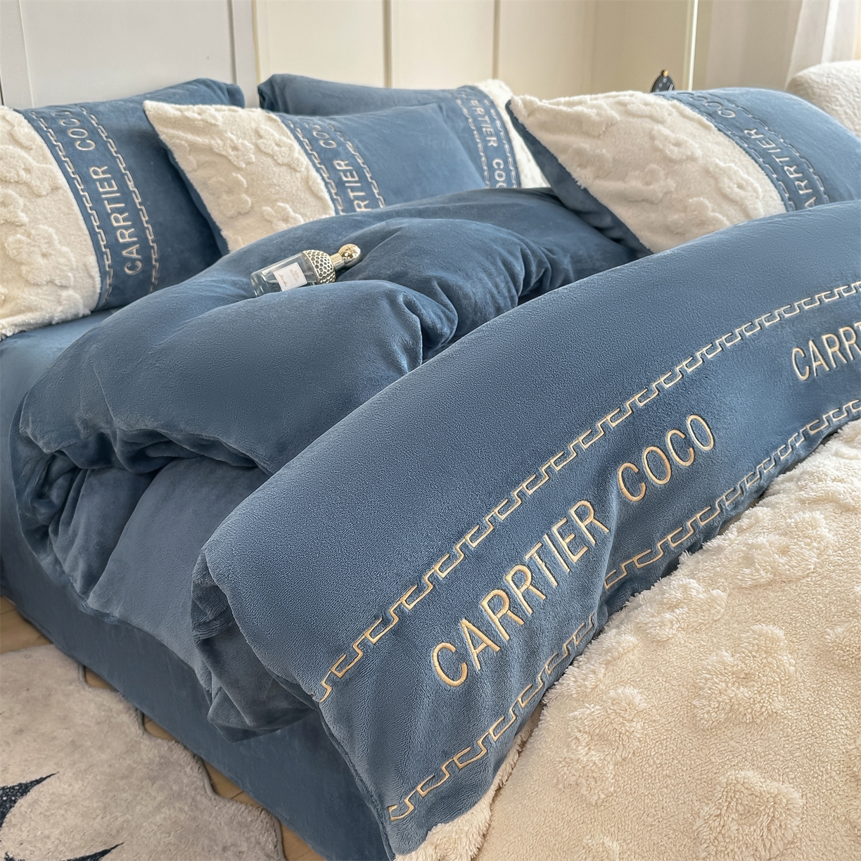 91家纺网 家纺一手货源 找家纺 灰鲸 2025新款牛奶绒拼接刺绣四件套-安娜 安娜-宾利蓝