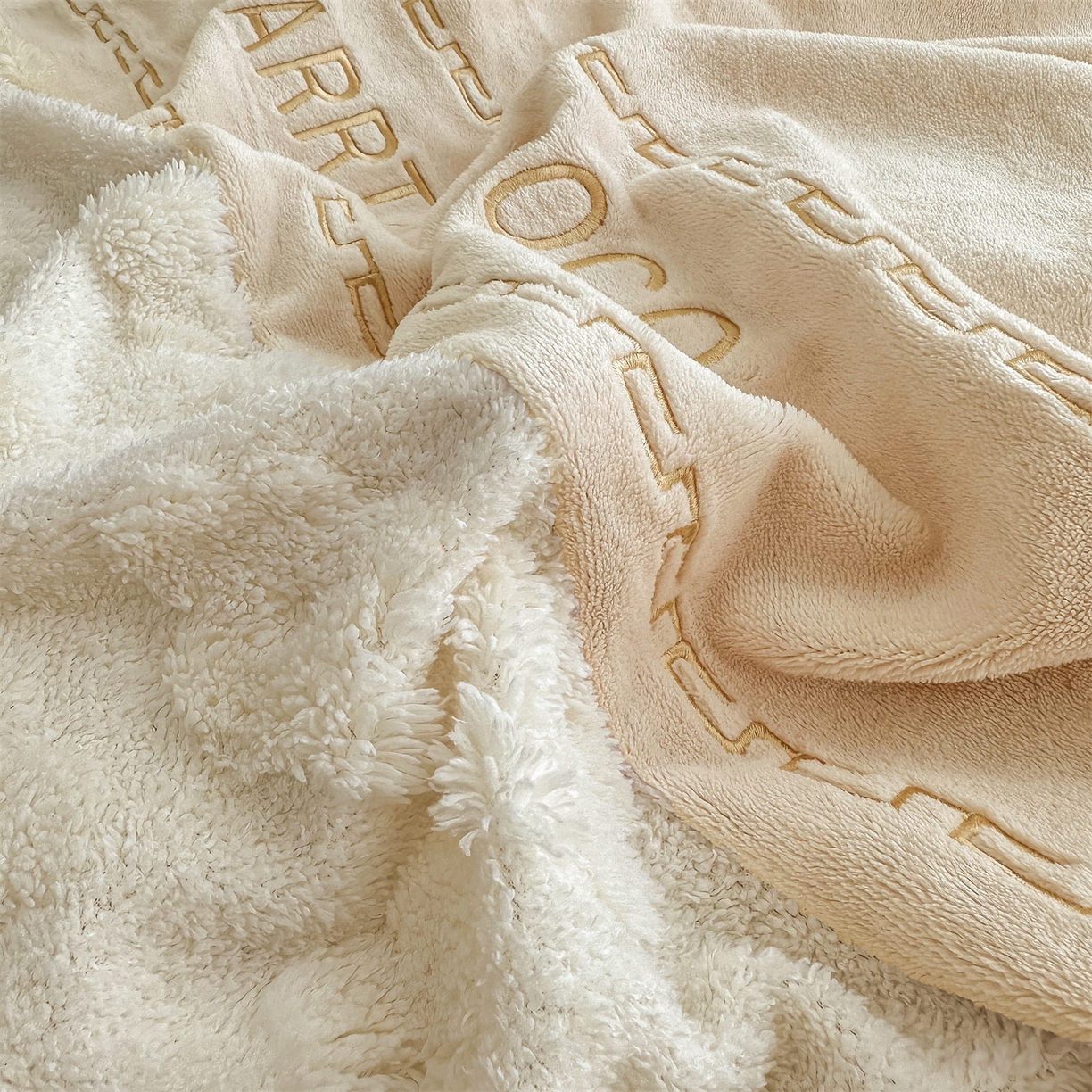 91家纺网 家纺一手货源 找家纺 灰鲸 2025新款牛奶绒拼接刺绣四件套-安娜 安娜-奶茶