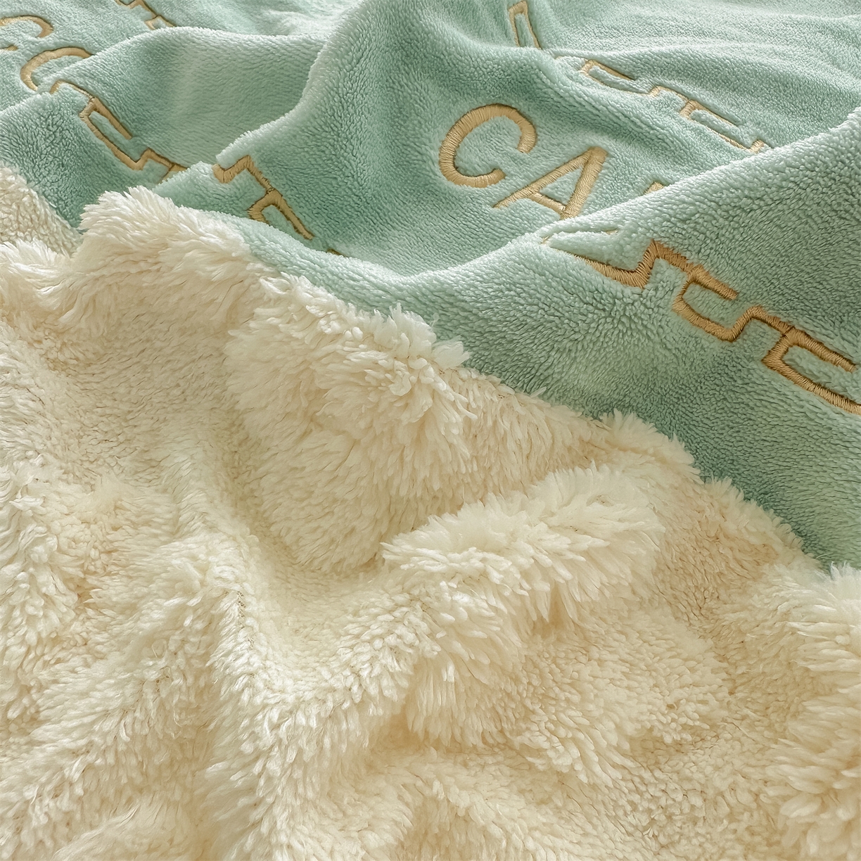 91家纺网 家纺一手货源 找家纺 灰鲸 2025新款牛奶绒拼接刺绣四件套-安娜 安娜-抹茶绿