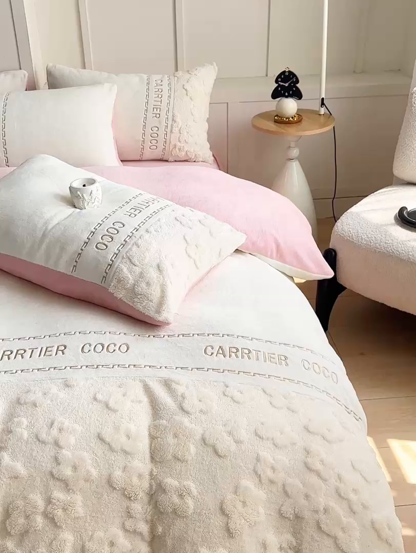 91家纺网 家纺一手货源 找家纺 灰鲸 2025新款牛奶绒拼接刺绣四件套-安娜 安娜-奶昔白+可可粉