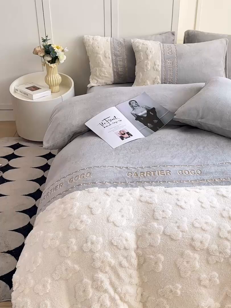 91家纺网 家纺一手货源 找家纺 灰鲸 2025新款牛奶绒拼接刺绣四件套-安娜 安娜-纳多灰