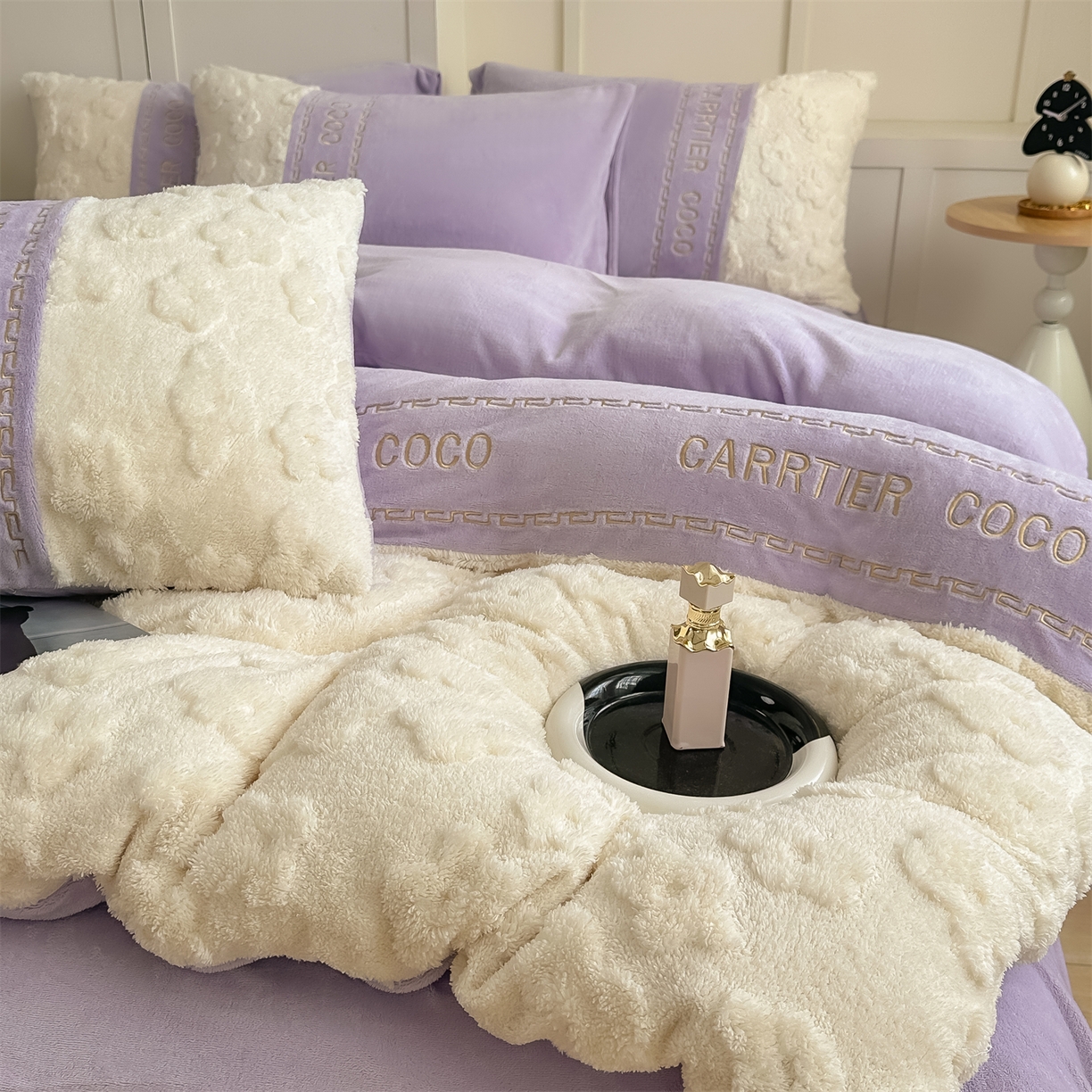 91家纺网 家纺一手货源 找家纺 灰鲸 2025新款牛奶绒拼接刺绣四件套-安娜 安娜-露娜紫