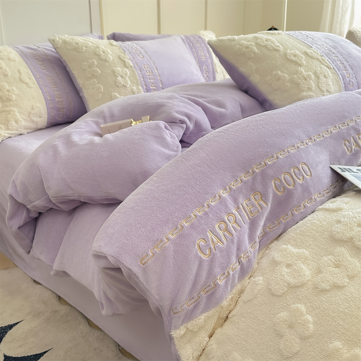 91家纺网 家纺一手货源 找家纺 灰鲸 2025新款牛奶绒拼接刺绣四件套-安娜 安娜-露娜紫