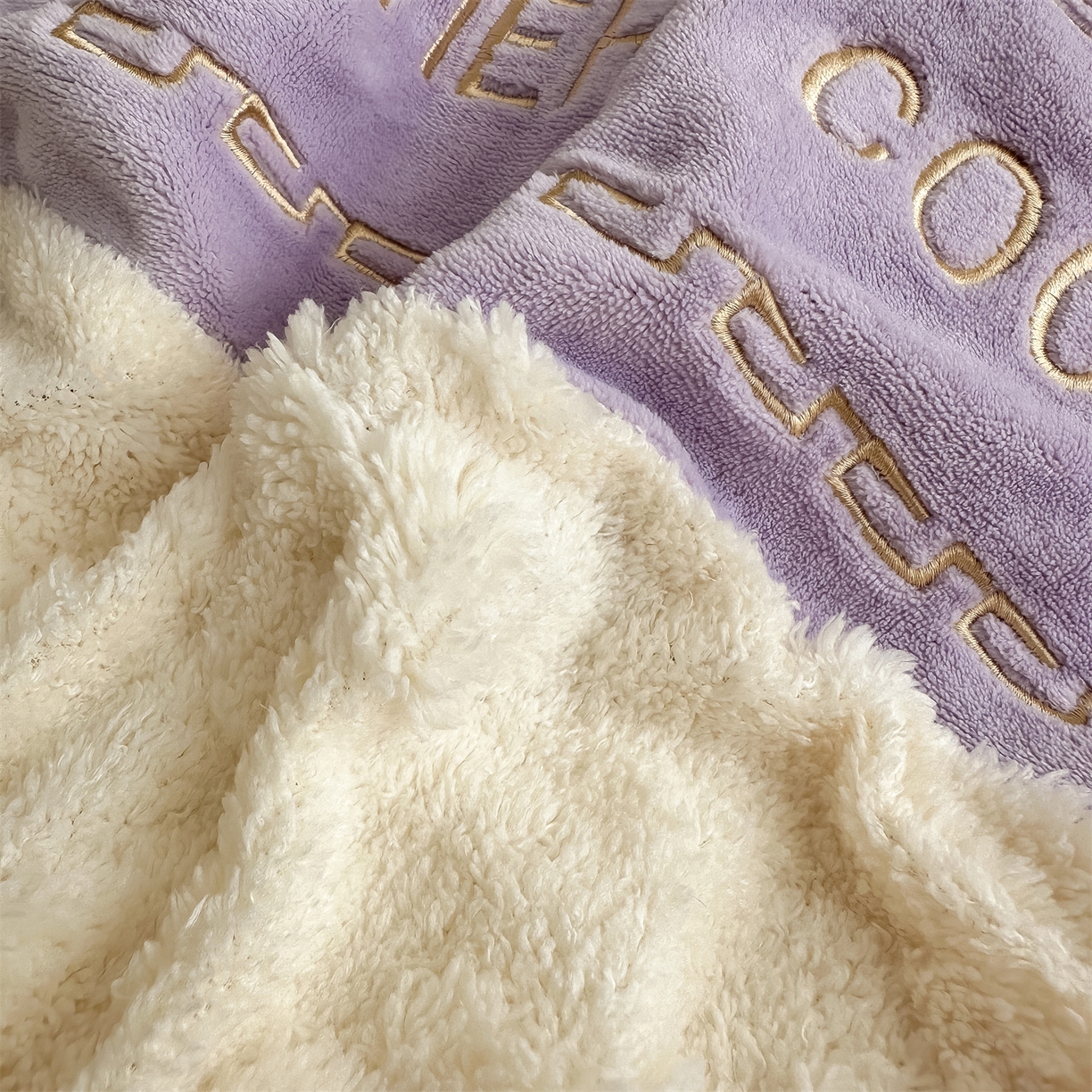 91家纺网 家纺一手货源 找家纺 灰鲸 2025新款牛奶绒拼接刺绣四件套-安娜 安娜-露娜紫