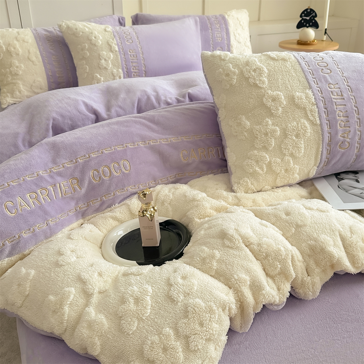 91家纺网 家纺一手货源 找家纺 灰鲸 2025新款牛奶绒拼接刺绣四件套-安娜 安娜-露娜紫