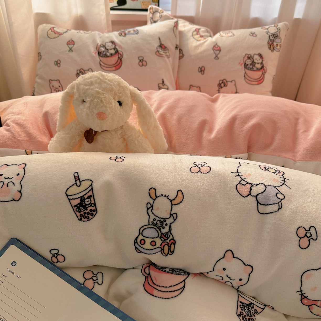 91家纺网 家纺一手货源 找家纺 繁花家居 2025新款小清新180克跑量款牛奶绒三件套四件套 甜心小猫