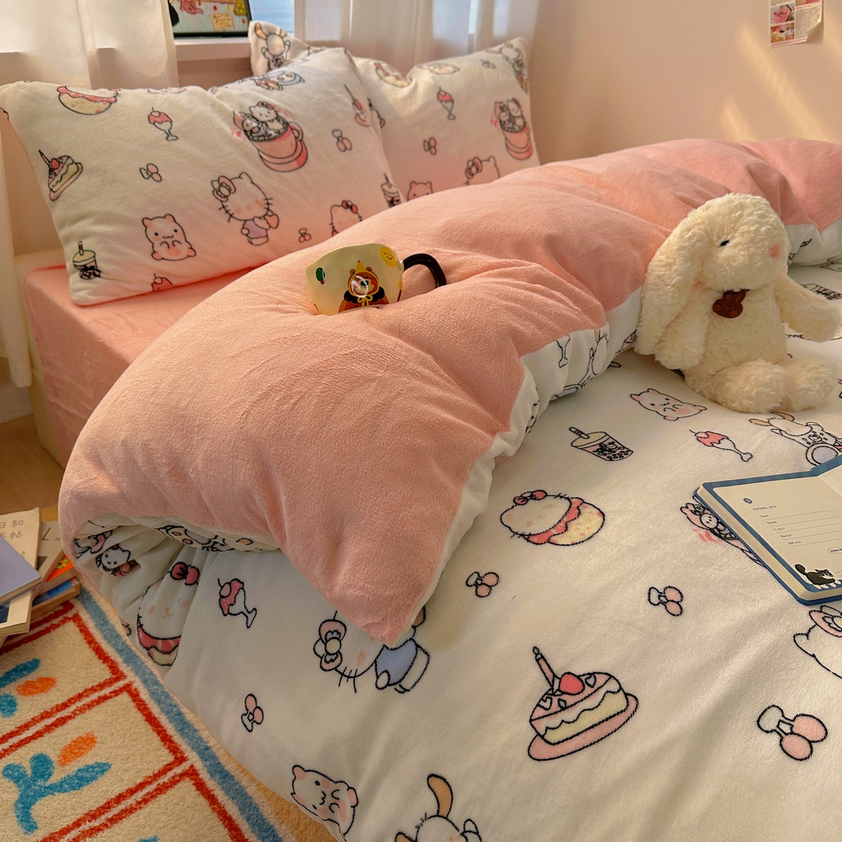 91家纺网 家纺一手货源 找家纺 繁花家居 2025新款小清新180克跑量款牛奶绒三件套四件套 甜心小猫