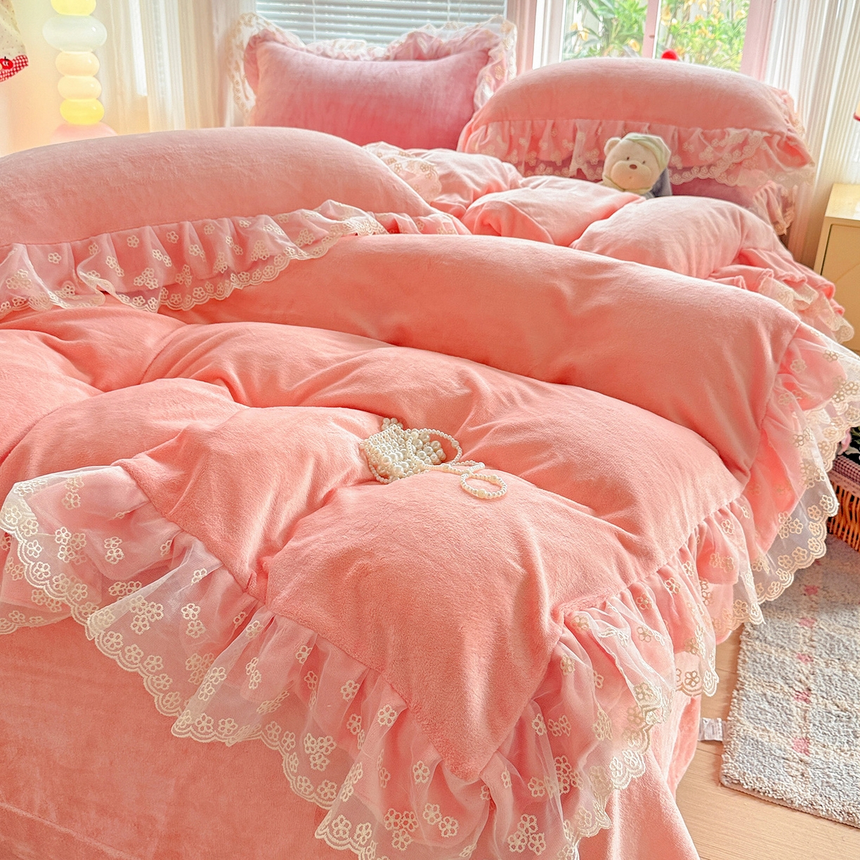 91家纺网 家纺一手货源 找家纺 （总）鑫利来家纺 2025新款法式蕾丝花边牛奶绒四件套韩版花边加厚牛奶绒四件套