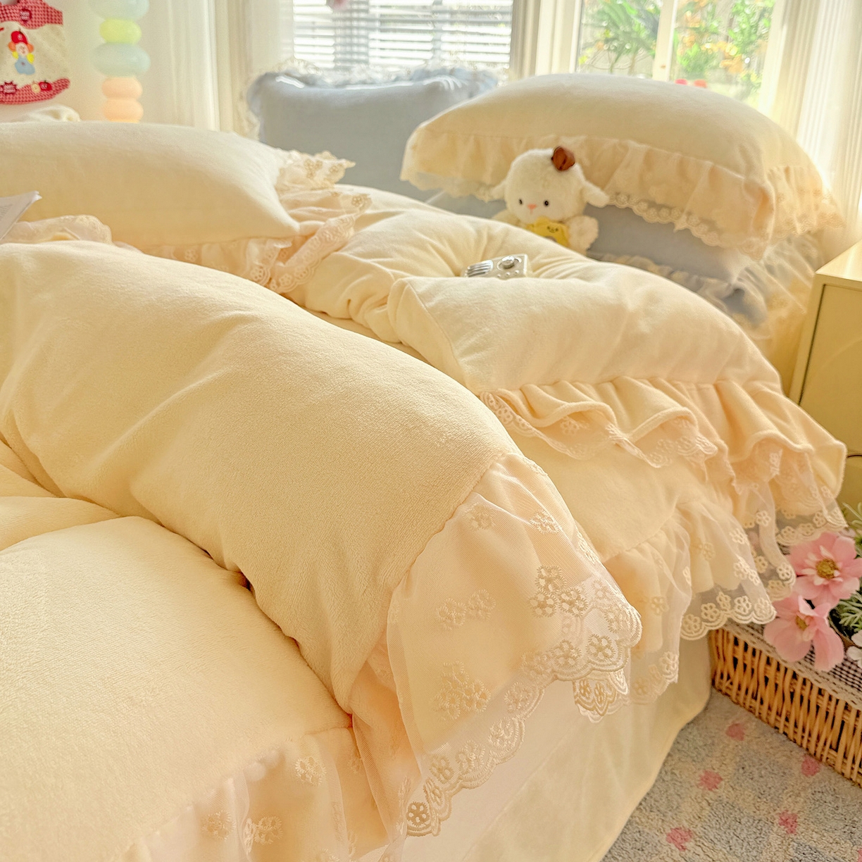 91家纺网 家纺一手货源 找家纺 鑫利来家纺 2025新款法式蕾丝花边牛奶绒四件套韩版花边加厚牛奶绒四件套 倾城-奶黄