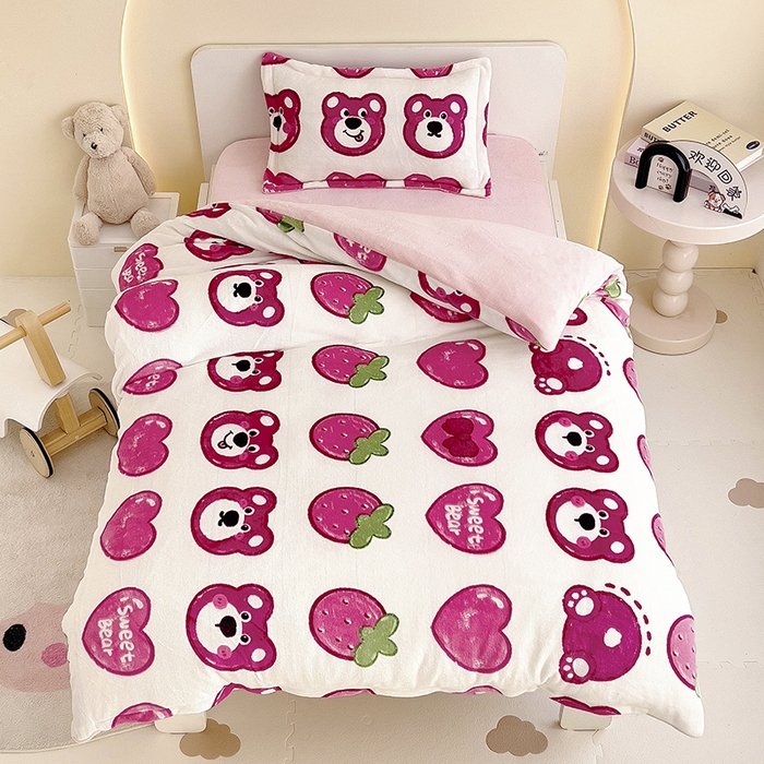 91家纺网 家纺一手货源 找家纺 梵赫 2025新款加厚牛奶绒被套被芯幼儿园被子系列 草莓熊