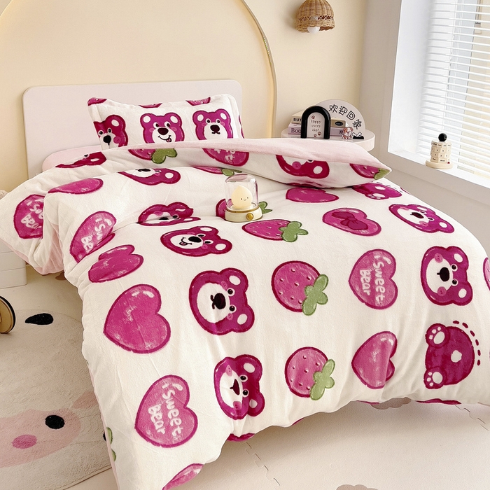 91家纺网 家纺一手货源 找家纺 梵赫 2025新款加厚牛奶绒被套被芯幼儿园被子系列 草莓熊