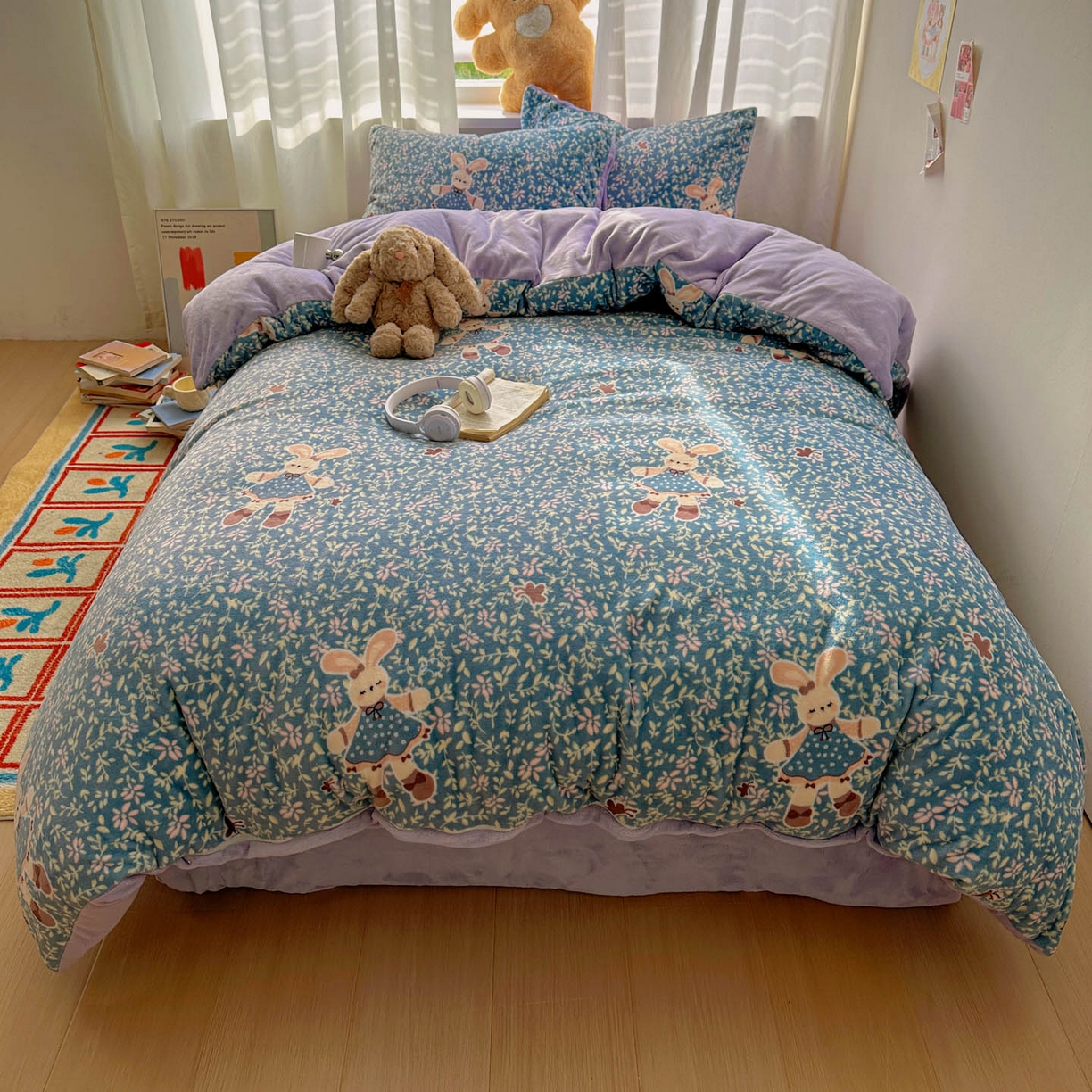 91家纺网 家纺一手货源 找家纺 繁花家居 2025新款小清新180克跑量款牛奶绒三件套四件套 兔兔女孩