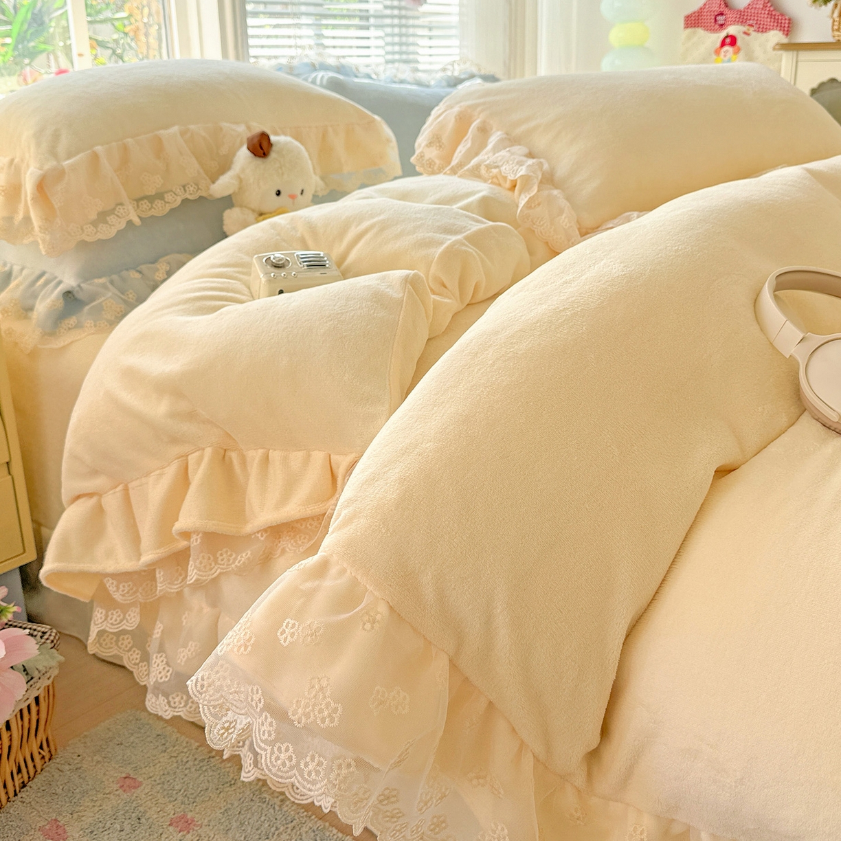 91家纺网 家纺一手货源 找家纺 鑫利来家纺 2025新款法式蕾丝花边牛奶绒四件套韩版花边加厚牛奶绒四件套 倾城-奶黄