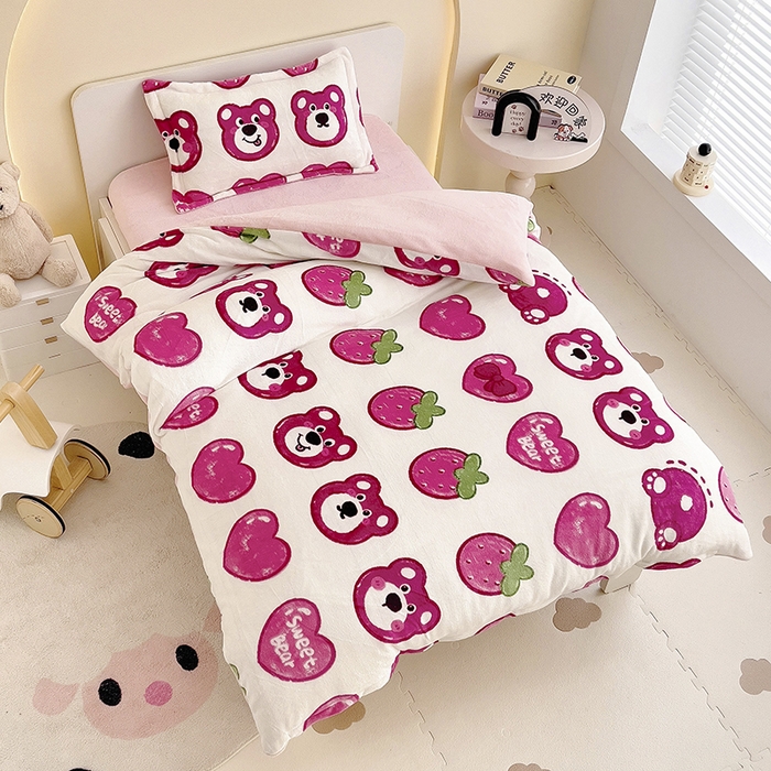 91家纺网 家纺一手货源 找家纺 梵赫 2025新款加厚牛奶绒被套被芯幼儿园被子系列 草莓熊