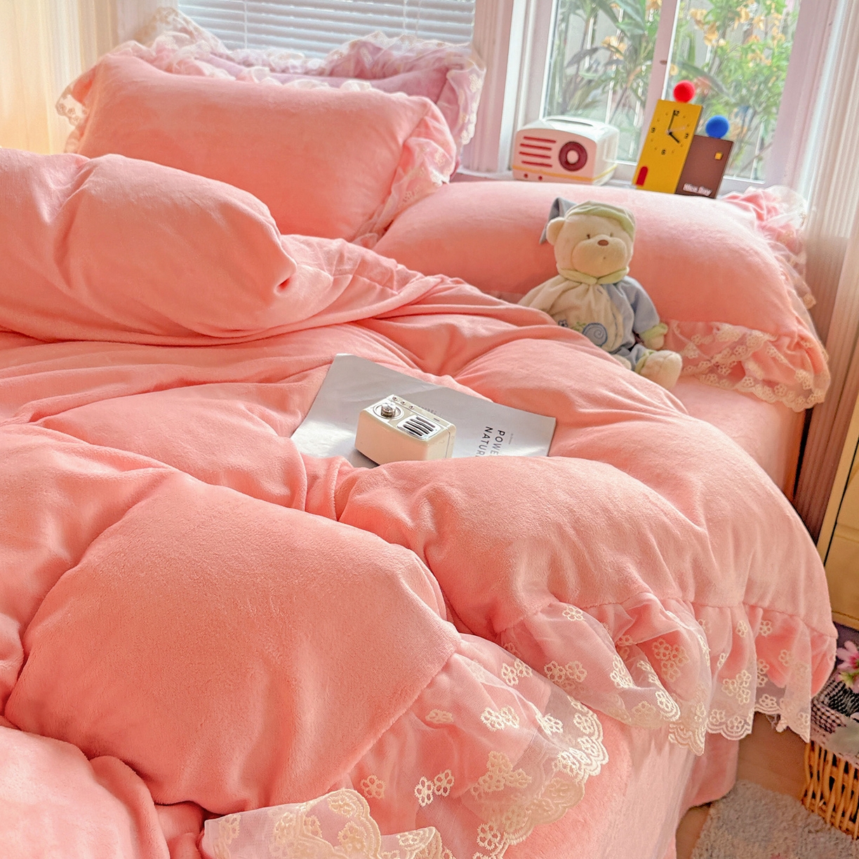 91家纺网 家纺一手货源 找家纺 鑫利来家纺 2025新款法式蕾丝花边牛奶绒四件套韩版花边加厚牛奶绒四件套 倾城-少女粉