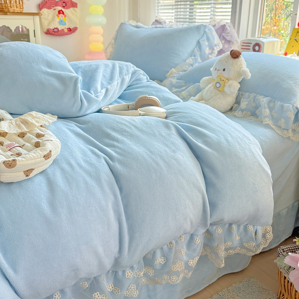 91家纺网 家纺一手货源 找家纺 鑫利来家纺 2025新款法式蕾丝花边牛奶绒四件套韩版花边加厚牛奶绒四件套 倾城-天蓝