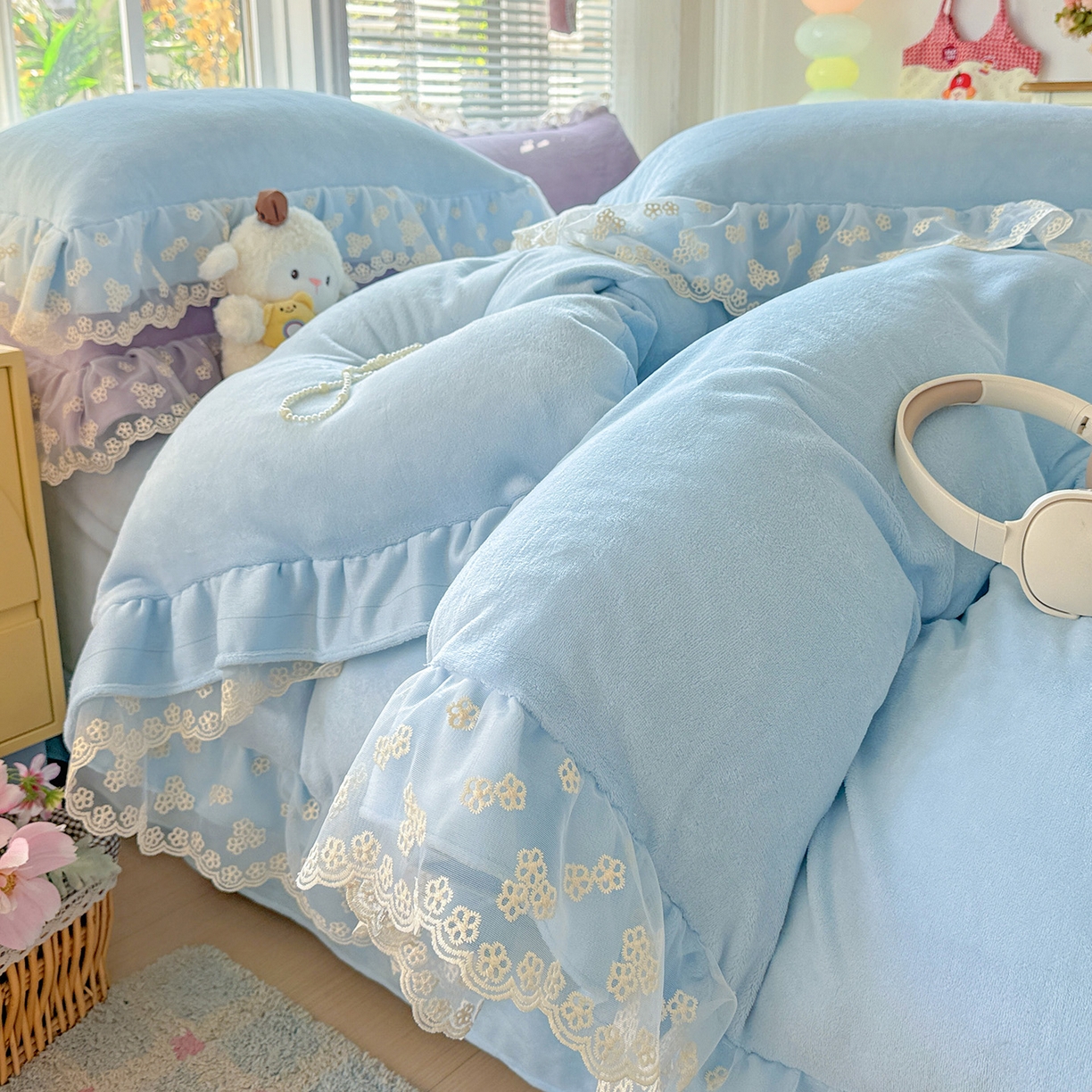 91家纺网 家纺一手货源 找家纺 鑫利来家纺 2025新款法式蕾丝花边牛奶绒四件套韩版花边加厚牛奶绒四件套 倾城-天蓝