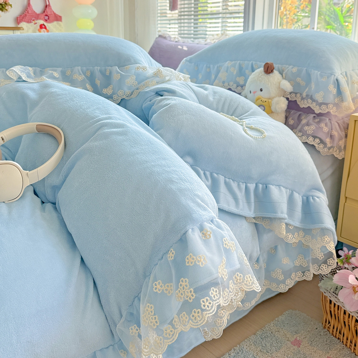 91家纺网 家纺一手货源 找家纺 鑫利来家纺 2025新款法式蕾丝花边牛奶绒四件套韩版花边加厚牛奶绒四件套 倾城-天蓝