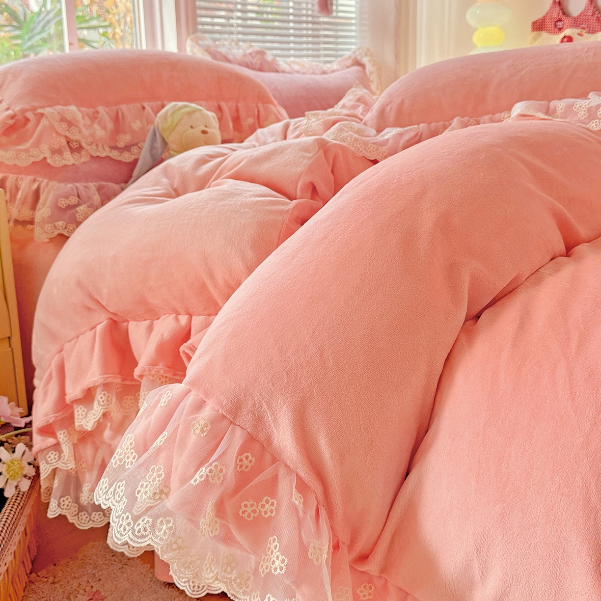 91家纺网 家纺一手货源 找家纺 鑫利来家纺 2025新款法式蕾丝花边牛奶绒四件套韩版花边加厚牛奶绒四件套 倾城-少女粉