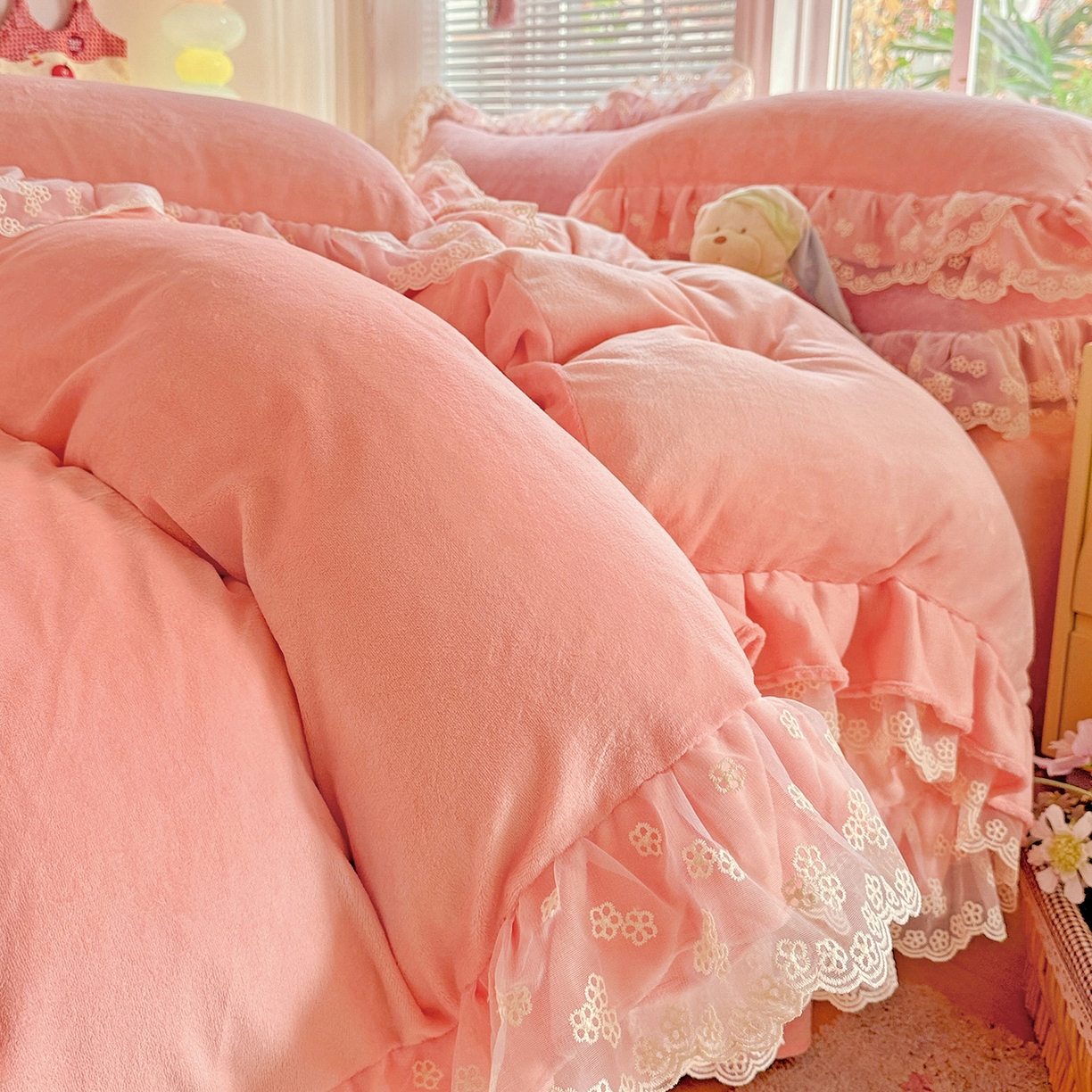 91家纺网 家纺一手货源 找家纺 鑫利来家纺 2025新款法式蕾丝花边牛奶绒四件套韩版花边加厚牛奶绒四件套 倾城-少女粉