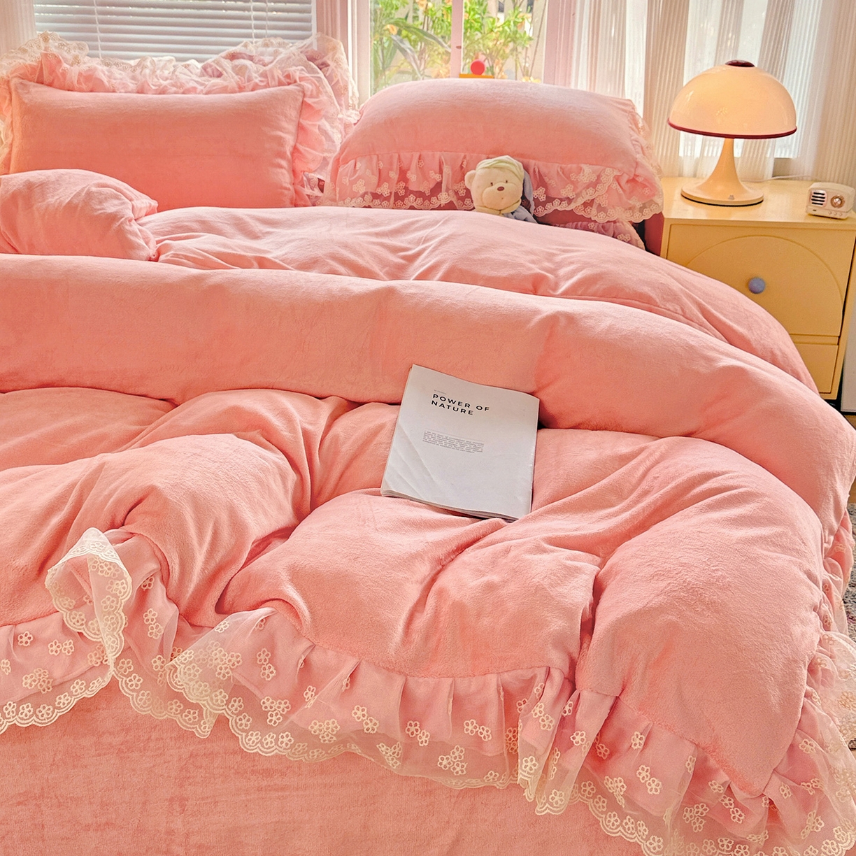 91家纺网 家纺一手货源 找家纺 鑫利来家纺 2025新款法式蕾丝花边牛奶绒四件套韩版花边加厚牛奶绒四件套 倾城-少女粉