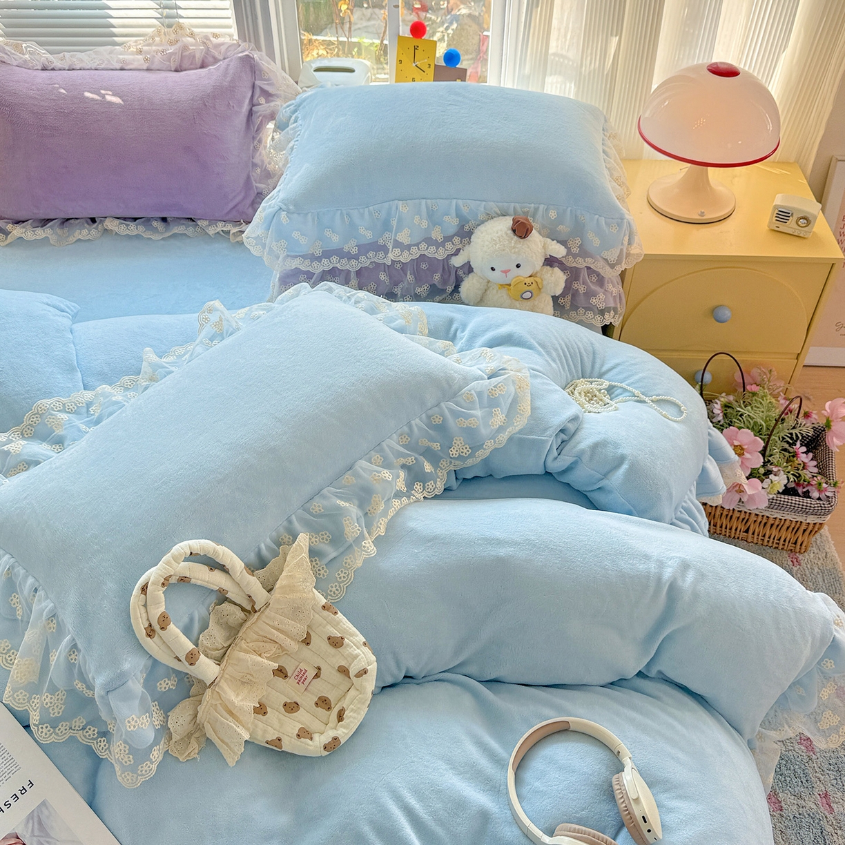 91家纺网 家纺一手货源 找家纺 鑫利来家纺 2025新款法式蕾丝花边牛奶绒四件套韩版花边加厚牛奶绒四件套 倾城-天蓝