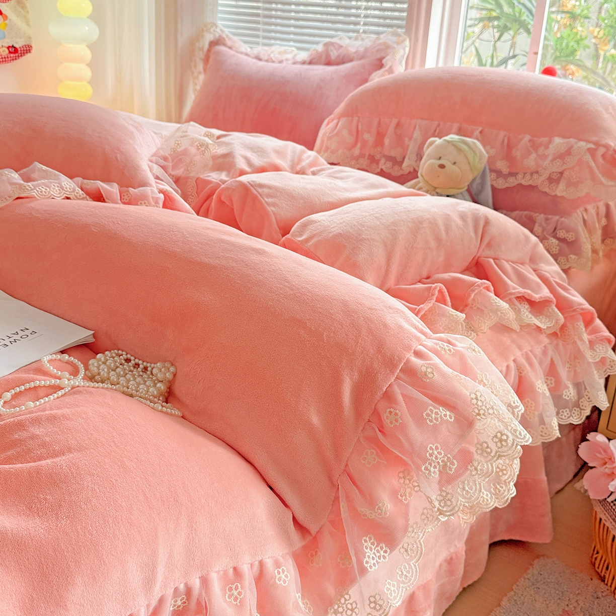 91家纺网 家纺一手货源 找家纺 鑫利来家纺 2025新款法式蕾丝花边牛奶绒四件套韩版花边加厚牛奶绒四件套 倾城-少女粉