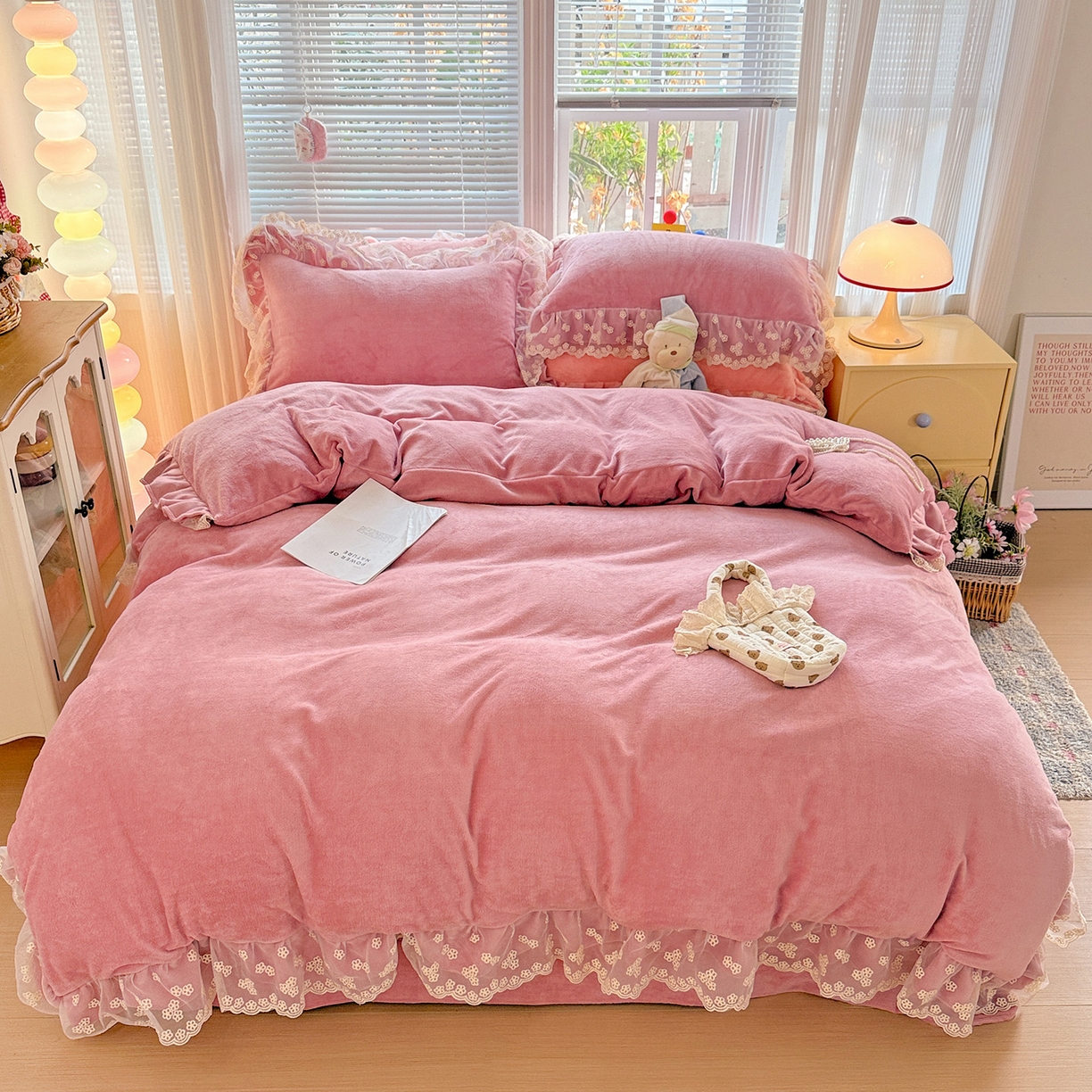 91家纺网 家纺一手货源 找家纺 鑫利来家纺 2025新款法式蕾丝花边牛奶绒四件套韩版花边加厚牛奶绒四件套 倾城-豆沙