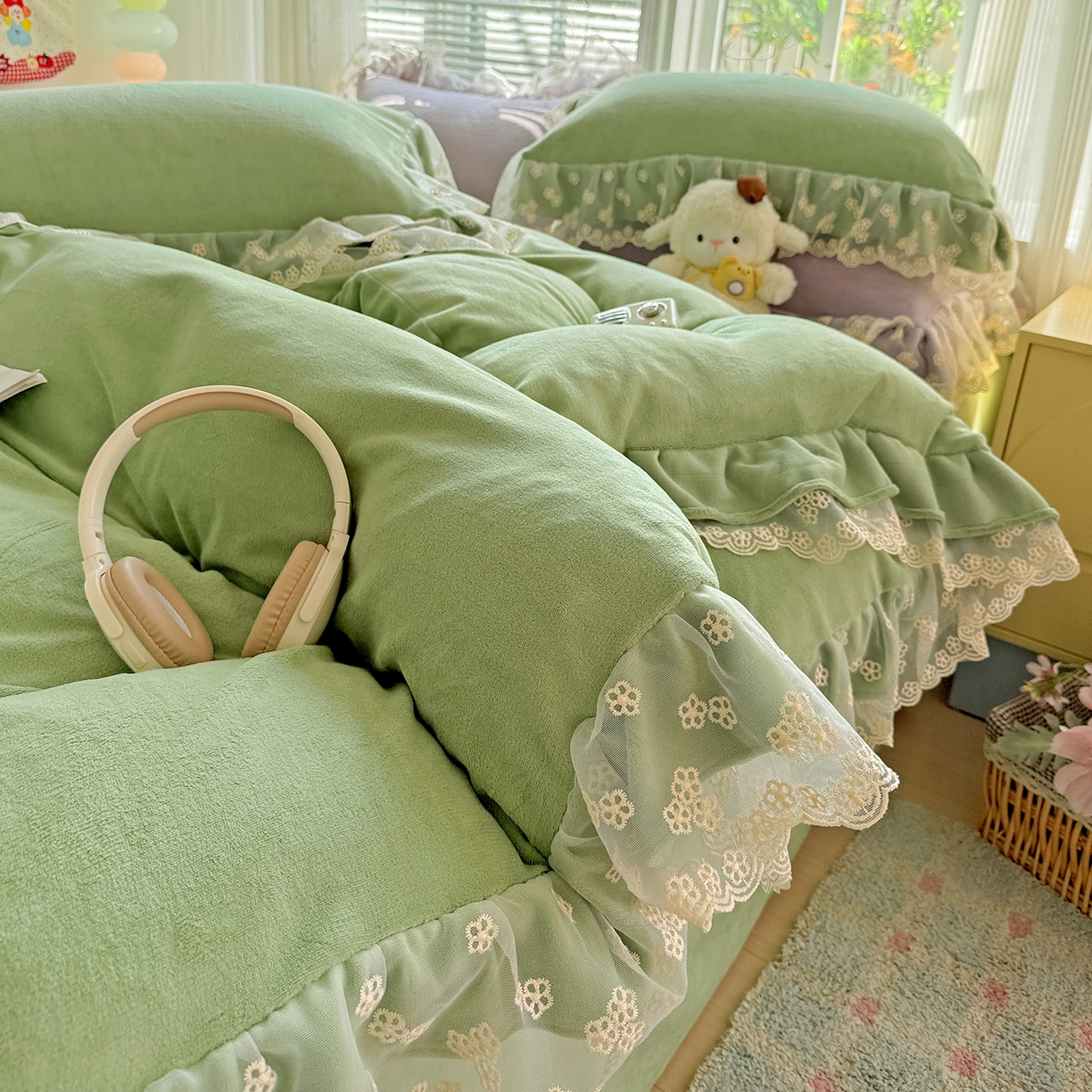 91家纺网 家纺一手货源 找家纺 鑫利来家纺 2025新款法式蕾丝花边牛奶绒四件套韩版花边加厚牛奶绒四件套 倾城-草绿