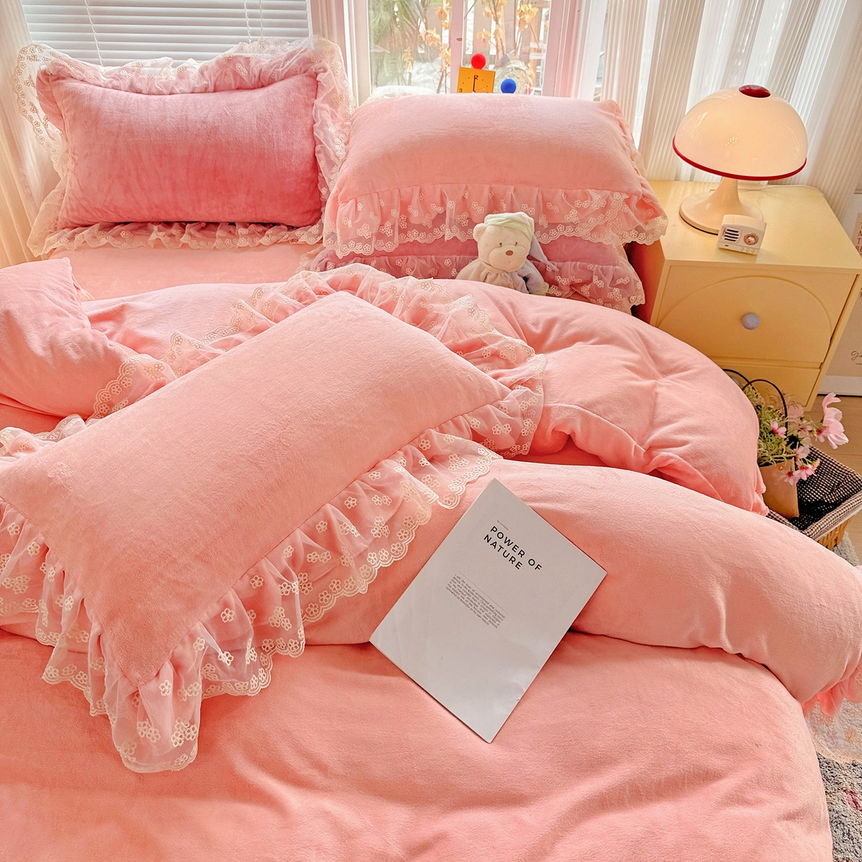 91家纺网 家纺一手货源 找家纺 鑫利来家纺 2025新款法式蕾丝花边牛奶绒四件套韩版花边加厚牛奶绒四件套 倾城-少女粉